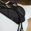 Zoom sur un tapis de selle EliteRide noir et ergonomique, équipé sous une selle d'équitation.