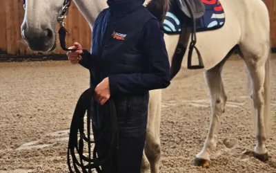 Cavalière et cheval en harmonie, équipés du tapis EliteRide, alliant confort et design unique.